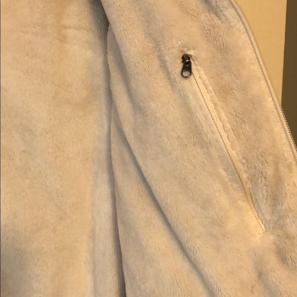 Mountain hardwear white puffer coat! - Picture 3 of 7